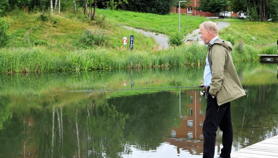 Byrådsleder Raymond Johansen lot seg friste til en fisketur i Hovinbekken, midt under valgkampen i fjor høst