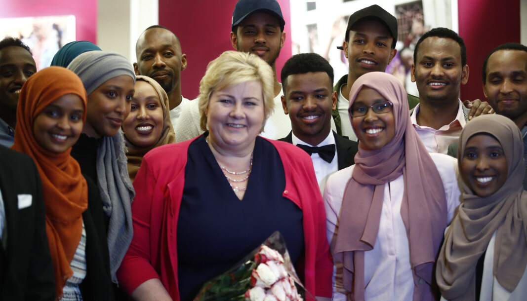 Det offentlige var ikke godt nok forberedt på å informere om koronakrisen på ulike språk. Statsminister Erna Solberg (H) deltar på et tradisjonelt Iftar-måltid sammen med unge somaliere.
