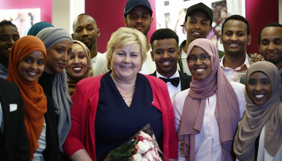 Det offentlige var ikke godt nok forberedt på å informere om koronakrisen på ulike språk. Statsminister Erna Solberg (H) deltar på et tradisjonelt Iftar-måltid sammen med unge somaliere.