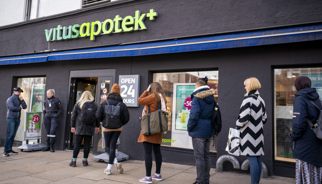 Ikke bare køene foran apoteker om dagen. Også antallet arbeidsløse vokser raskt. Ikke bare køene foran apoteker om dagen. Også antallet arbeidsløse vokser raskt.