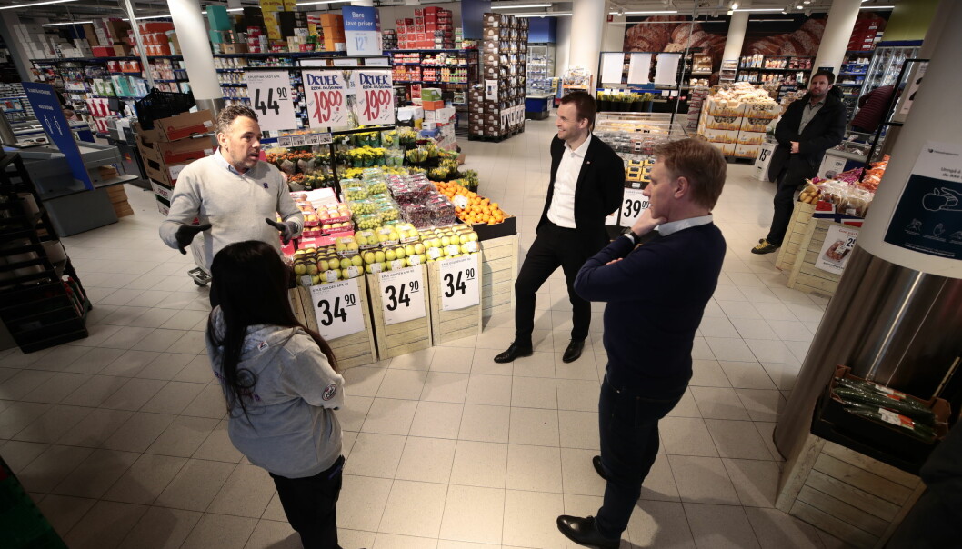 Barne- og familieminister Kjell Ingolf Ropstad (KrF) besøker Rema 1000 på Ensjø i Oslo. Her med Trond Bentestuen, administrerende direktør Rema 1000 (t.h), butikkansatt Taleah Qayyum og kjøpmann Roger Majdek (t.v.).