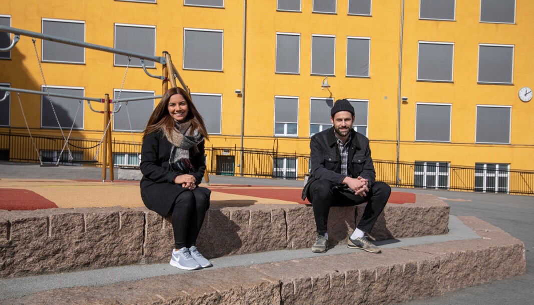 Ungdomskonsulentene Lilav Baker og Rune Grønbakken foran Ila skole. Ungdomskonsulentene Lilav Baker og Rune Grønbakken foran Ila skole.