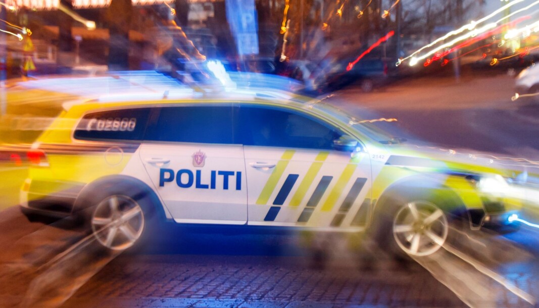 Under biljakten mistet føreren kontrollen og kolliderte inn i flere parkerte biler. Under biljakten mistet føreren kontrollen og kolliderte inn i flere parkerte biler.