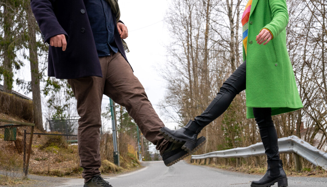 Folk bruker føttene for å hilse under Korona-pandemien. Folk bruker føttene for å hilse under Korona-pandemien.