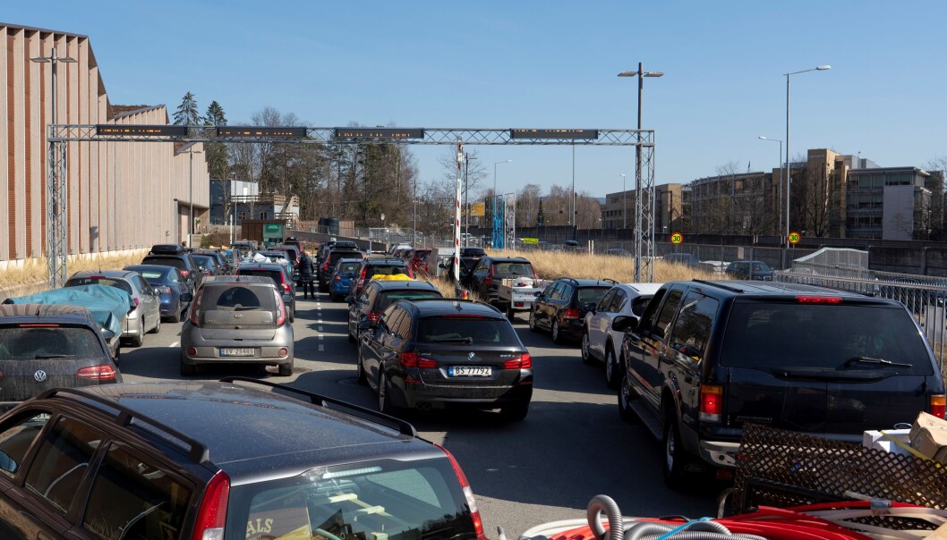 Kø og kaotisk ved Smestad gjenbruksstasjon mandag. Kø og kaotisk ved Smestad gjenbruksstasjon mandag.