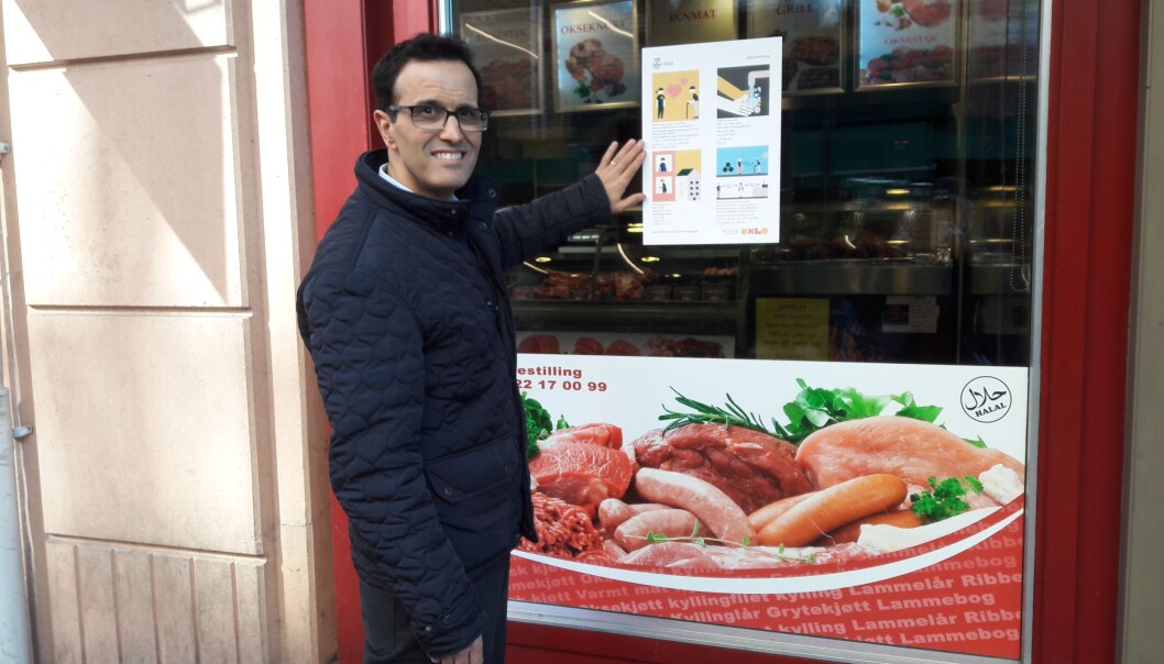 Yassine Arakia med plakaten i vinduet hos Grønlands torg kjøtt Yassine Arakia med plakaten i vinduet hos Grønlands torg kjøtt
