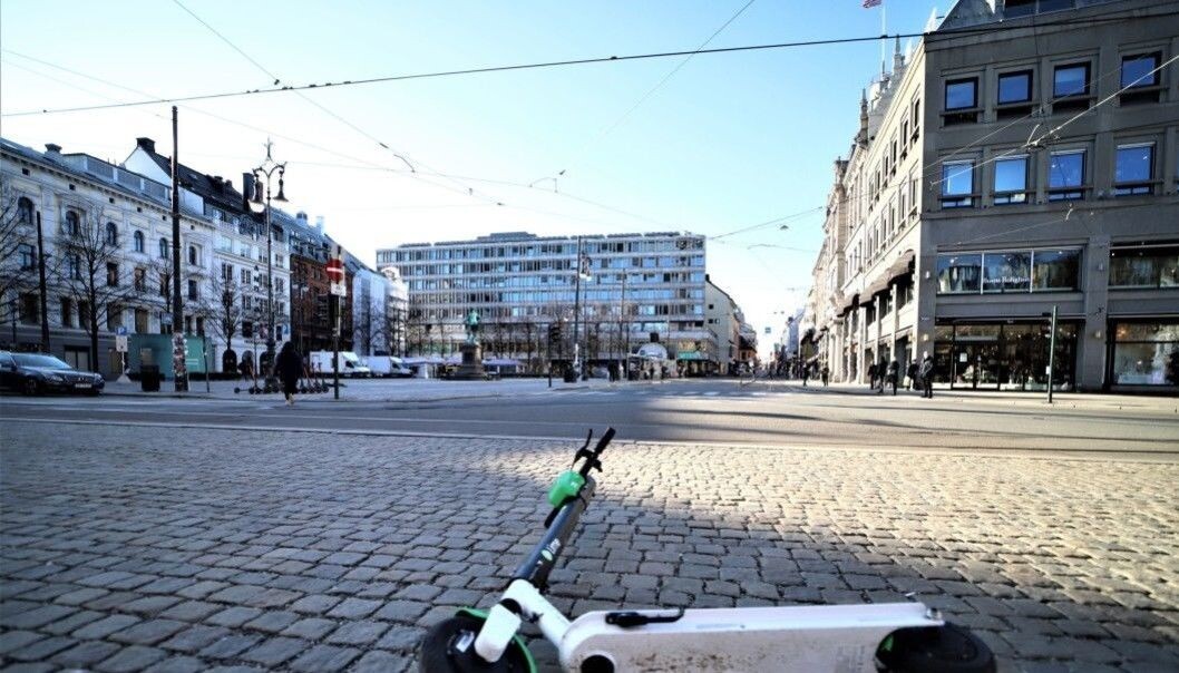 Folketomt på Stortorget. Nå kan Oslo være nær smittetoppen i koronapandemien, mener Folkehelseinstituttet. Folketomt på Stortorget. Nå kan Oslo være nær smittetoppen i koronapandemien, mener Folkehelseinstituttet.