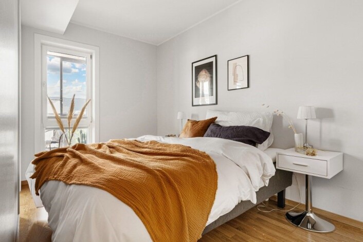 Alle leilighetene har derfor egne separate soverom, godt med belysning fra store vinduer, stue, kjøkken med alt av utstyr for å lage egen mat, og bad med egen vaskemaskin - og balkong. Foto: Bjørvika Apartments Alle leilighetene har derfor egne separate soverom, godt med belysning fra store vinduer, stue, kjøkken med alt av utstyr for å lage egen mat, og bad med egen vaskemaskin - og balkong. Foto: Bjørvika Apartments