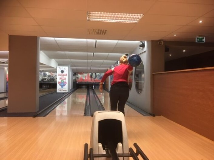 Brukerne av Aktiv hverdag-tilbudet har sammen med pårørende og fagkonsulentene på prosjektet blitt enige om å dra på bowling en dag i måneden. Foto: Christian Ydse og Ida Mørk Alviniussen Brukerne av Aktiv hverdag-tilbudet har sammen med pårørende og fagkonsulentene på prosjektet blitt enige om å dra på bowling en dag i måneden. Foto: Christian Ydse og Ida Mørk Alviniussen