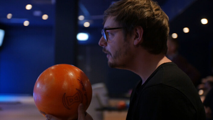 En bowler klar for innsats på Oslo Bar & Bowling. Foto: Thor Christofer Brøgger Langfeldt En bowler klar for innsats på Oslo Bar & Bowling. Foto: Thor Christofer Brøgger Langfeldt