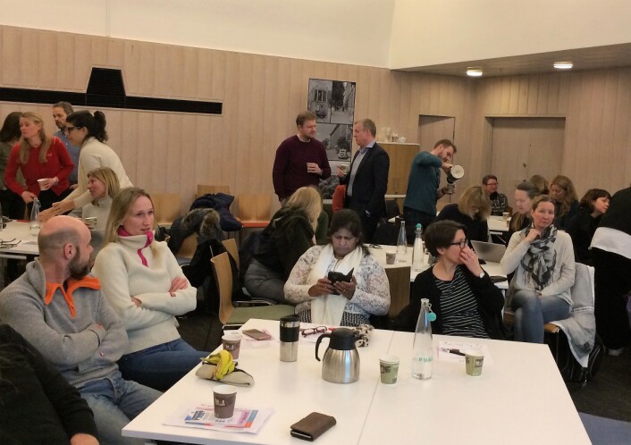 Rundt 40 foreldre møtte opp på møte i det nye bydelshuset i Bydel Frogner, for å få råd om ungdom og rus. Rundt 40 foreldre møtte opp på møte i det nye bydelshuset i Bydel Frogner, for å få råd om ungdom og rus.