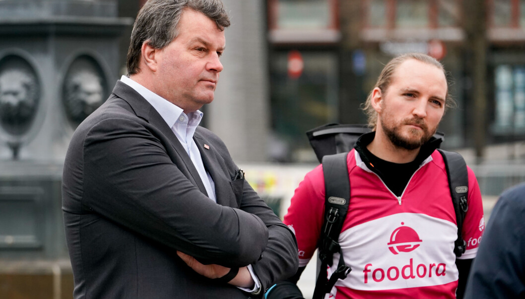 LO-sjef Hans-Christian Gabrielsen møtte syklister fra Foodora på Youngstorget. Her er han sammen med klubbleder Espen Utne Landgraff. Syklistene er fagorganisert i Fellesforbundet. LO-sjef Hans-Christian Gabrielsen møtte syklister fra Foodora på Youngstorget. Her er han sammen med klubbleder Espen Utne Landgraff. Syklistene er fagorganisert i Fellesforbundet.