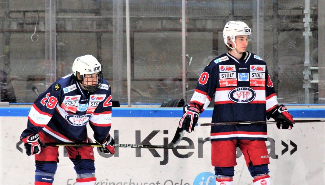 Calle Spaberg Olsen (til venstre) fra debutkampen for Vålerenga sitt A-lag sesongen 2018-19. Nå snuser NHL på stortalentet. Calle Spaberg Olsen (til venstre) fra debutkampen for Vålerenga sitt A-lag sesongen 2018-19. Nå snuser NHL på stortalentet.