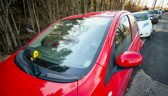 Mange folk hadde tatt turen ut i Maridalen skjærtorsdag. Flere biler stod feilparkert og ble bøtelagt. Mange folk hadde tatt turen ut i Maridalen skjærtorsdag. Flere biler stod feilparkert og ble bøtelagt.