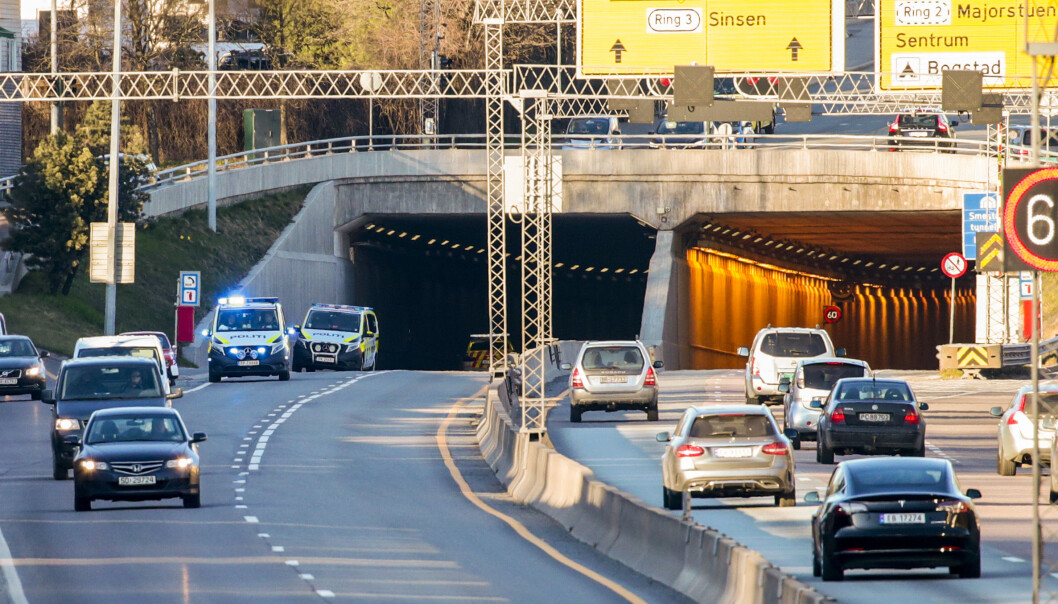 En politibil sperrer av Smedstadtunnelen etter at en MC-fører har blitt alvorlig skadd i en ulykke mellom en motorsykkel og en bil. En politibil sperrer av Smedstadtunnelen etter at en MC-fører har blitt alvorlig skadd i en ulykke mellom en motorsykkel og en bil.