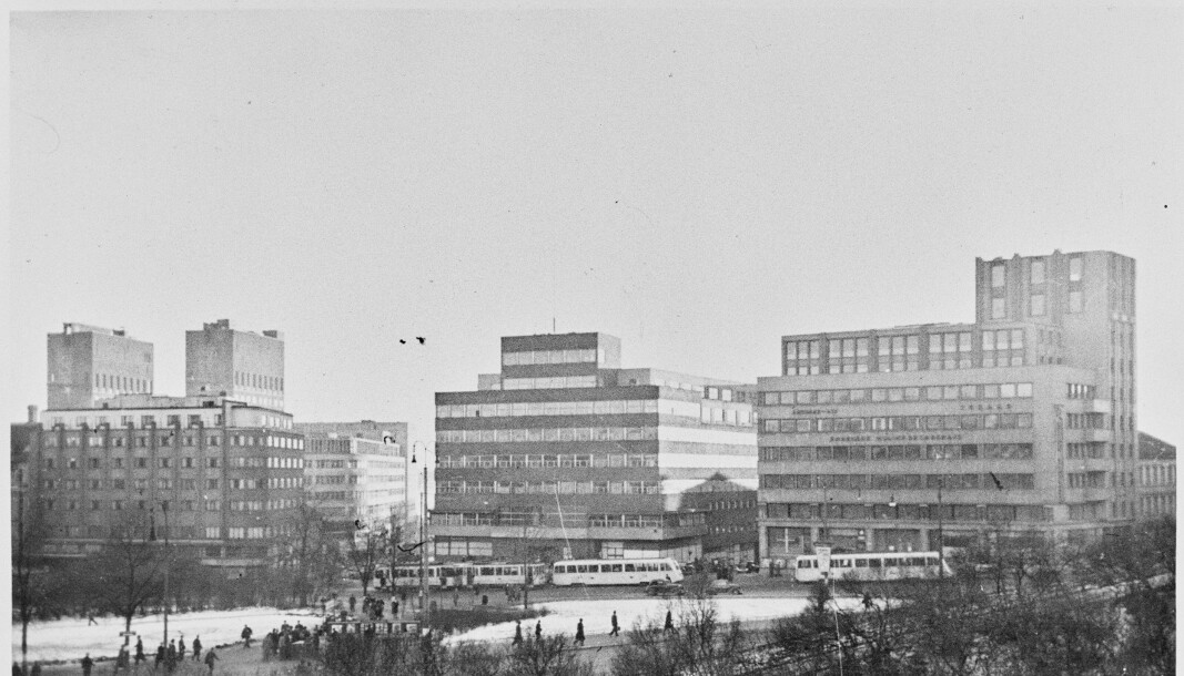 Til venstre på bildet ses tårnene av Rådhuset med militære anlegg på toppen. Midt på bildet ligger Odd Fellow-bygningen, hovedsetet for Reichskommissaren, og til høyre Torgstedbygget med kontorer for blant annet SS og rikskommisær Josef Terboven.