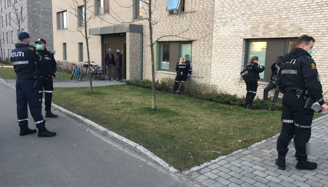 Politiet avhørte flere personer der de maskerte gjerningspersonene gikk til angrep. Politiet avhørte flere personer der de maskerte gjerningspersonene gikk til angrep.