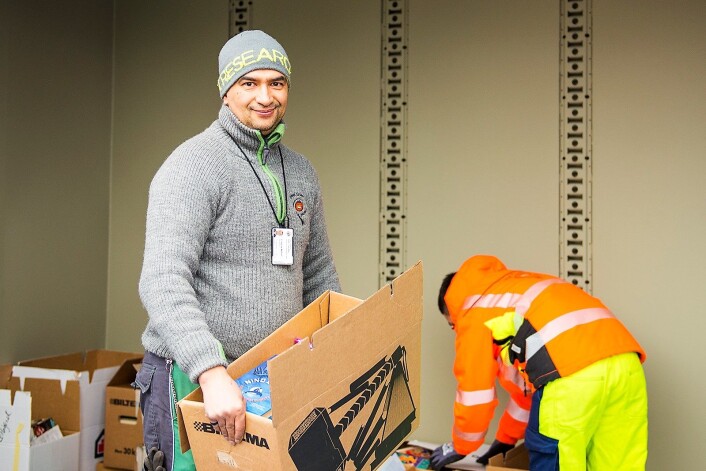 Spesialarbeider El Hocine Mahnin liker godt å jobbe med ungdommene og skryter av arbeidsplassen. Foto: Morten Lauveng Jørgensen Spesialarbeider El Hocine Mahnin liker godt å jobbe med ungdommene og skryter av arbeidsplassen. Foto: Morten Lauveng Jørgensen