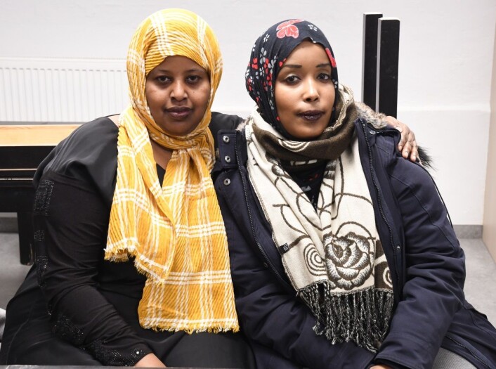 Mødrene Naima Abdirahman Asayr (t.v) og Margan Wanallere er bekymret for hva ungene vil finne på når juniorklubben på Vahl skole stenger dørene. Foto: Chrstian Boger Mødrene Naima Abdirahman Asayr (t.v) og Margan Wanallere er bekymret for hva ungene vil finne på når juniorklubben på Vahl skole stenger dørene. Foto: Chrstian Boger