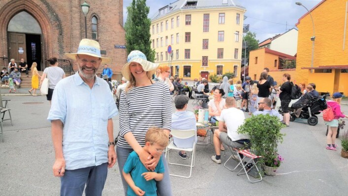 Kampen vels leder og en av innleggsforfatterne, Tommy Grotterød på Thorbjørn Egners plass i 2017. Her med velets styremedlem Tuva Løkse og Kampen-gutt Ola Løkse (som da var 6). De har lenge kjempet for torg, ikke bilkryss. På bildet hadde deler av lokalbefolkningen "okkupert" plassen for en dag. Foto: Tarjei Kidd Olsen Kampen vels leder og en av innleggsforfatterne, Tommy Grotterød på Thorbjørn Egners plass i 2017. Her med velets styremedlem Tuva Løkse og Kampen-gutt Ola Løkse (som da var 6). De har lenge kjempet for torg, ikke bilkryss. På bildet hadde deler av lokalbefolkningen "okkupert" plassen for en dag. Foto: Tarjei Kidd Olsen