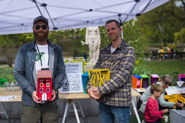 Fagkonsulent Pål Rugsveen (t.v) og spesialkonsulent Mathias Estensen viser frem ferdigpyntede fuglekasser. Foto: Morten Lauveng Jørgensen Fagkonsulent Pål Rugsveen (t.v) og spesialkonsulent Mathias Estensen viser frem ferdigpyntede fuglekasser. Foto: Morten Lauveng Jørgensen