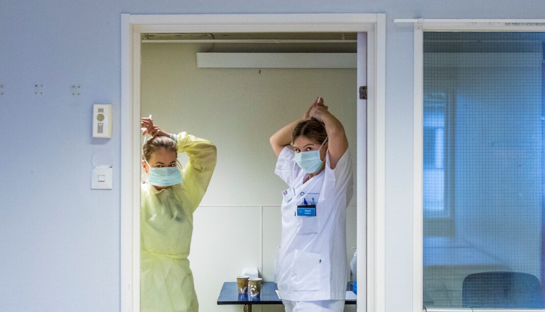 36 prosent av de spurte helsearbeiderne sier at de har opplevd brudd på smittevernreglene der de jobber. 36 prosent av de spurte helsearbeiderne sier at de har opplevd brudd på smittevernreglene der de jobber.