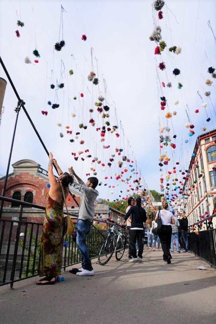 Kunstprosjektet "Hvem er det som banker på min bro?", med dusker hengt over blant annet Elvebakken bro av medlemmer i Kunstklubben og skolebarn fra Bjølsen skole. St. Hanshaugen Frivilligsentral har fungert som en rådgiver og sparringspartner i oppstarten av det private prosjektet. Foto: Jessica Ullevålseter Kunstprosjektet "Hvem er det som banker på min bro?", med dusker hengt over blant annet Elvebakken bro av medlemmer i Kunstklubben og skolebarn fra Bjølsen skole. St. Hanshaugen Frivilligsentral har fungert som en rådgiver og sparringspartner i oppstarten av det private prosjektet. Foto: Jessica Ullevålseter