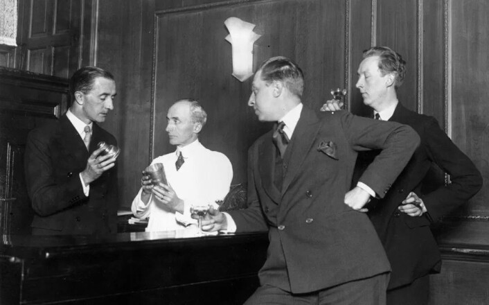 Cocktailpioneren Harry Craddock imponerer gjestene med strøkne mikseferdigheter. Cocktailpioneren Harry Craddock imponerer gjestene med strøkne mikseferdigheter.