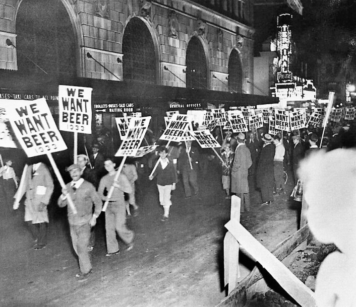 Illsinte amerikanerne demonstrerer mot Volstead Act, loven som innførte forbudstiden i USA. Illsinte amerikanerne demonstrerer mot Volstead Act, loven som innførte forbudstiden i USA.