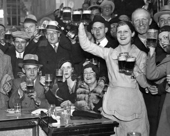 Skål! Folket feirer opphevelsen av Volstead Act. Skål! Folket feirer opphevelsen av Volstead Act.
