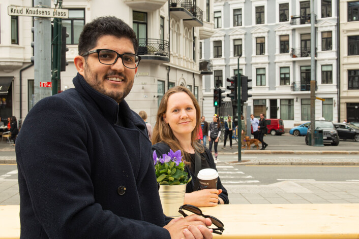 Elias Joseph og Henriette Bokeli hadde aldri møtt hverandre tidligere, men samtalene ved langbordet fristet til gjentakelse. Foto: Morten Lauveng Jørgensen Elias Joseph og Henriette Bokeli hadde aldri møtt hverandre tidligere, men samtalene ved langbordet fristet til gjentakelse. Foto: Morten Lauveng Jørgensen