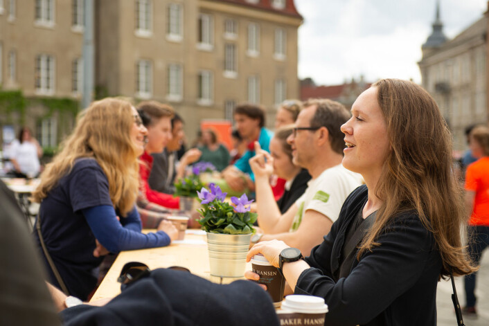 18 personer sto langt langbordet og snakket med en fremmed person. Stemningen var på topp. Foto: Morten Lauveng Jørgensen 18 personer sto langt langbordet og snakket med en fremmed person. Stemningen var på topp. Foto: Morten Lauveng Jørgensen