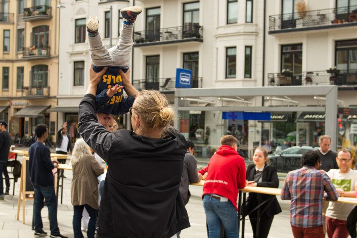 I bakgrunnen står speedfrienderne og blir kjent. I forgrunnen, hmmm.... Foto: Morten Lauveng Jørgensen I bakgrunnen står speedfrienderne og blir kjent. I forgrunnen, hmmm.... Foto: Morten Lauveng Jørgensen