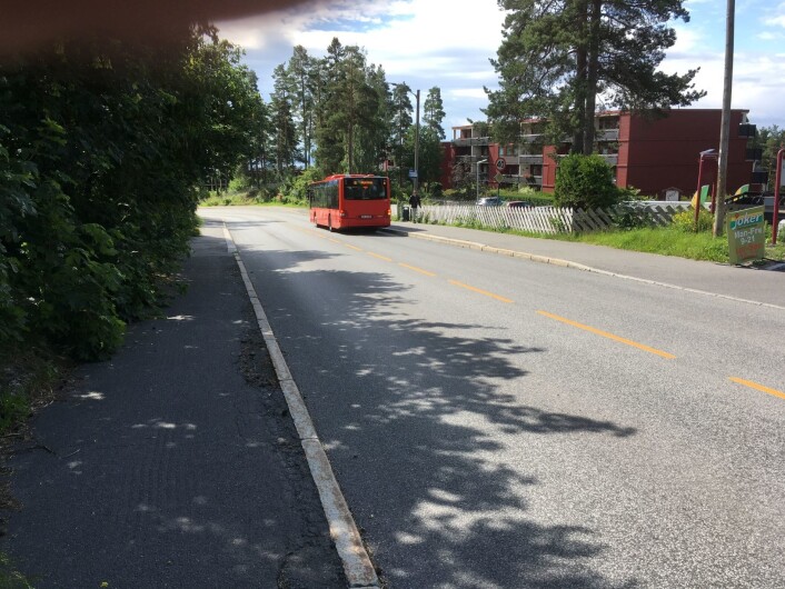 Bilene som venter bak bussen blir utålmodige og kjører forbi bussen rett foran svingen. Foto: NAF Oslo og Omegn Bilene som venter bak bussen blir utålmodige og kjører forbi bussen rett foran svingen. Foto: NAF Oslo og Omegn