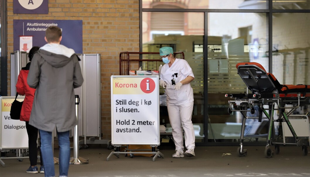 På Ullevål sykehus må folk stå i kø for å bli testet. På Ullevål sykehus må folk stå i kø for å bli testet.