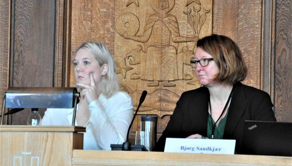 Fra venstre Aina Stenersen (Frp) og Bjørg Sandkjær (Sp). Bildet er tatt under et møte før korona-pandemien.