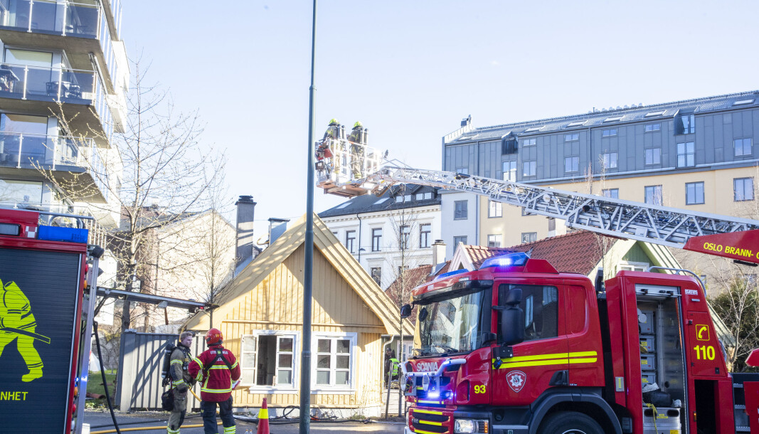Da brannvesenet kom fram, var det kraftig røykutvikling fra taket og loftet. Da brannvesenet kom fram, var det kraftig røykutvikling fra taket og loftet.