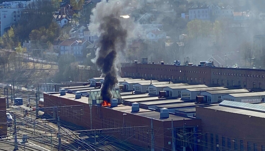Takbrannen i Lodalen var godt synlig fra mange steder i Oslo lørdag formiddag. Takbrannen i Lodalen var godt synlig fra mange steder i Oslo lørdag formiddag.