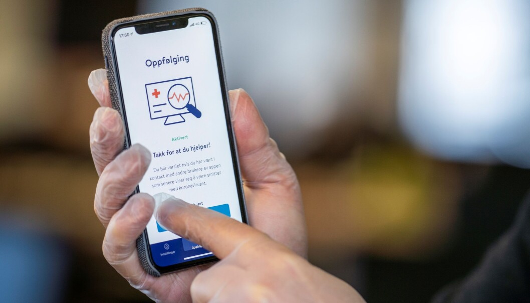Folkehelseinstituttets app skal hjelpe myndighetene med smittesporing. Men kan også brukes til å varsle brukeren om at han eller hun har vært i nærheten av noen som er smittet av koronaviruset. Folkehelseinstituttets app skal hjelpe myndighetene med smittesporing. Men kan også brukes til å varsle brukeren om at han eller hun har vært i nærheten av noen som er smittet av koronaviruset.