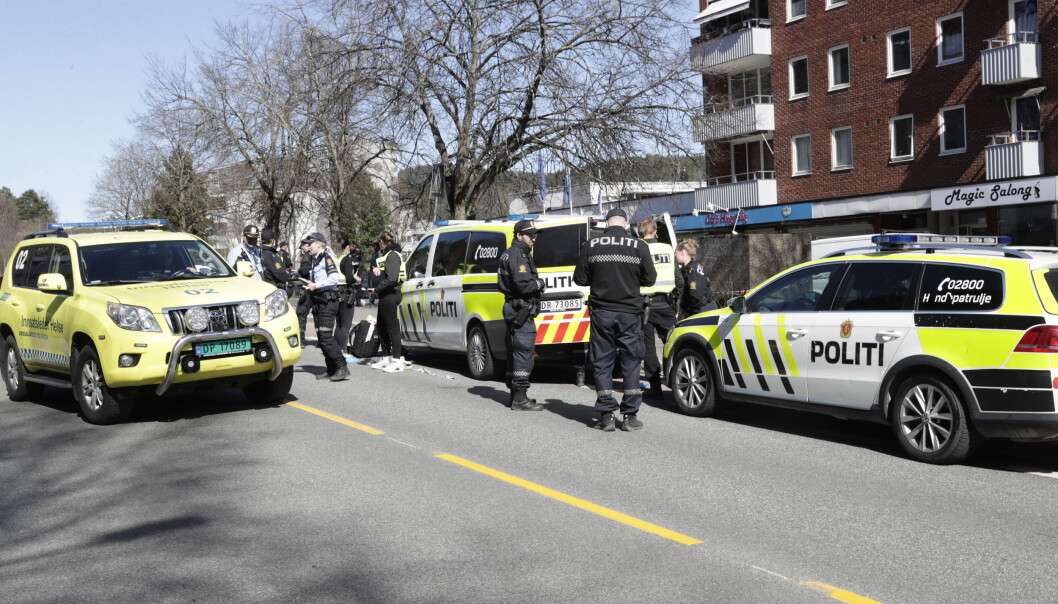 Et massivt politioppbud utenfor blokka der knivstikkingen skal ha skjedd. Et massivt politioppbud utenfor blokka der knivstikkingen skal ha skjedd.