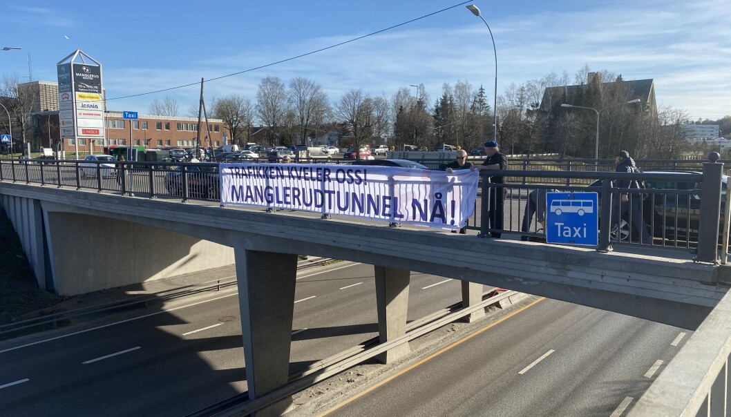 Trafikk kveler oss. Manglerudtunnel nå, krever lokalbefolkningen. Trafikk kveler oss. Manglerudtunnel nå, krever lokalbefolkningen.