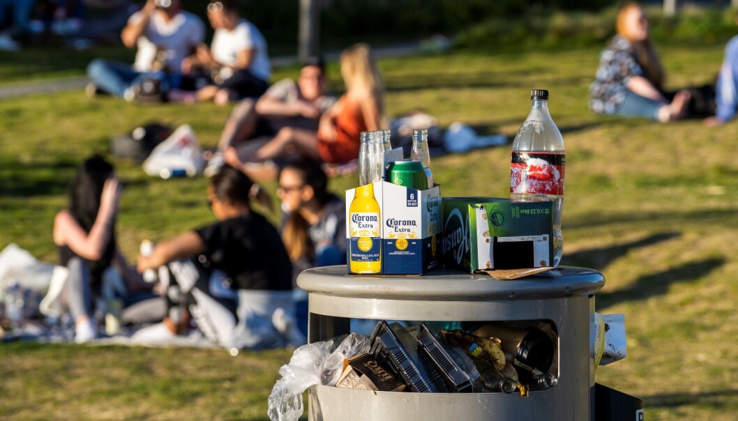 Mange mennesker tok turen til parken ved Sørenga bad tirsdag for å kose seg med noen øl i solen. Mange mennesker tok turen til parken ved Sørenga bad tirsdag for å kose seg med noen øl i solen.