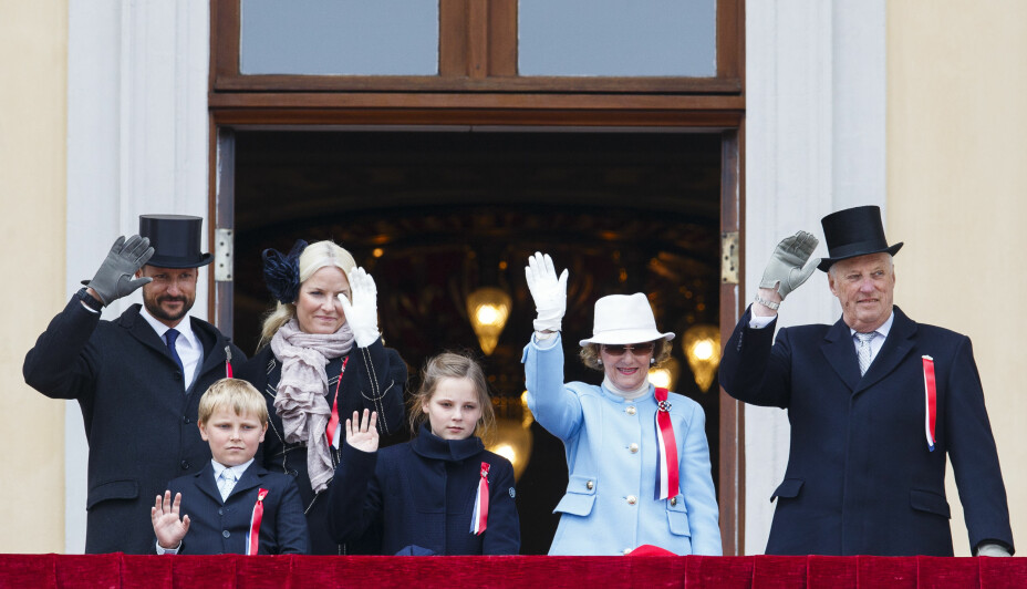 Kong Harald, dronning Sonja, kronprinsesse Mette-Marit, kronprins Haakon, prinsesse Ingrid Alexandra og prins Sverre Magnus på slottsbalkongen for å vinke til barnetoget 17 mai.