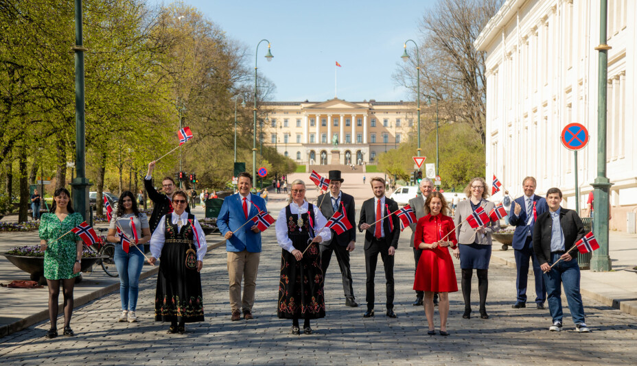 Leder Pia Farstad von Hall i 17.mai-komiteen (i midten) og resten av 17. mai komiteen i Oslo.