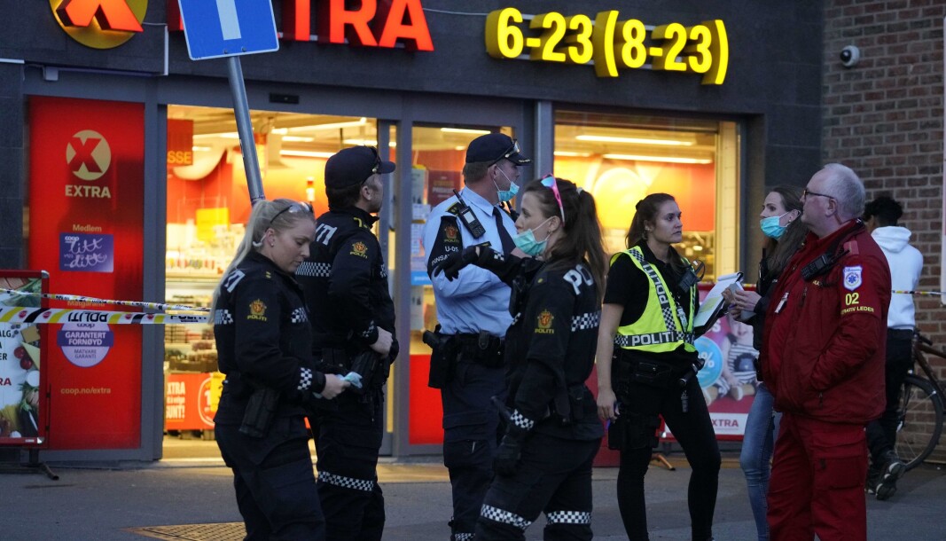 Politi og ambulanse har rykket ut etter at det er meldt om at en person er knivstukket i Borggata på Tøyen i Oslo. Omtrent ti personer har løpt fra stedet. Politi og ambulanse har rykket ut etter at det er meldt om at en person er knivstukket i Borggata på Tøyen i Oslo. Omtrent ti personer har løpt fra stedet.