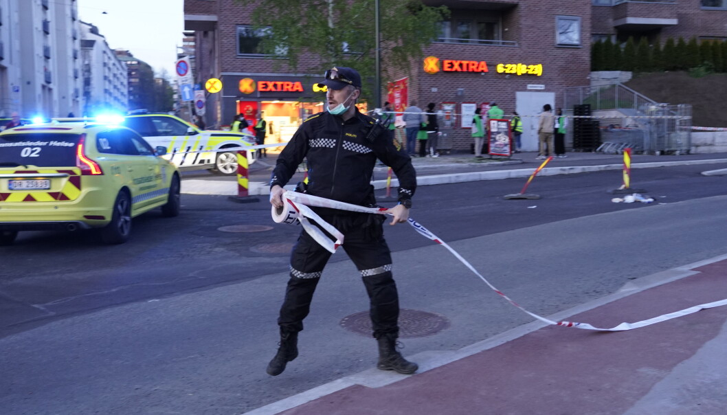 Tilstanden til mannen som ble knivstukket og kritisk skadd på Tøyen i Oslo torsdag kveld, var fredag morgen stabil. Politi og ambulanser rykket ut etter at det ble meldt om voldshendelsen. Tilstanden til mannen som ble knivstukket og kritisk skadd på Tøyen i Oslo torsdag kveld, var fredag morgen stabil. Politi og ambulanser rykket ut etter at det ble meldt om voldshendelsen.
