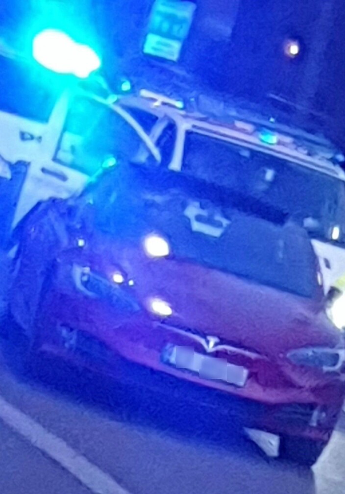 Denne røde teslaen kan ha vært involvert i det som virker som et gjengslagsmål på Tøyen. Denne røde teslaen kan ha vært involvert i det som virker som et gjengslagsmål på Tøyen.