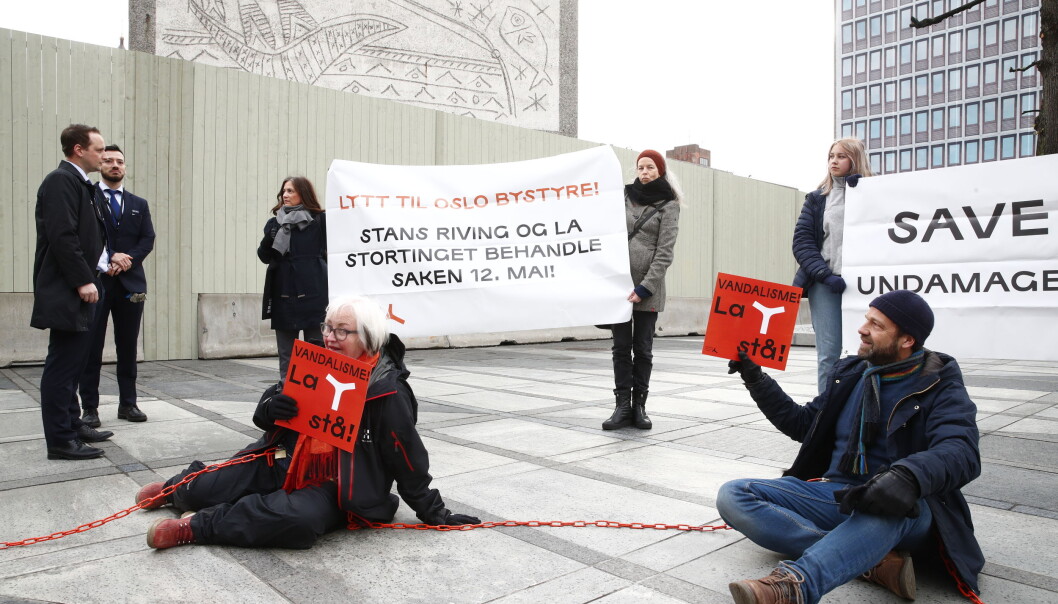 Støtteaksjonen for å bevare Y-blokka gjennomførte en aksjon i regjeringskvartalet tirsdag. Støtteaksjonen for å bevare Y-blokka gjennomførte en aksjon i regjeringskvartalet tirsdag.