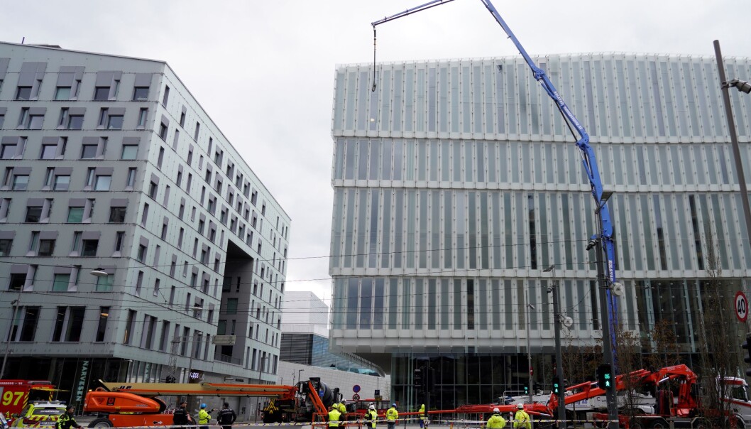 Bygningsarbeidere klarte raskt å sperre og sikre området ved nye Deichman i Bjørvika. Bygningsarbeidere klarte raskt å sperre og sikre området ved nye Deichman i Bjørvika.