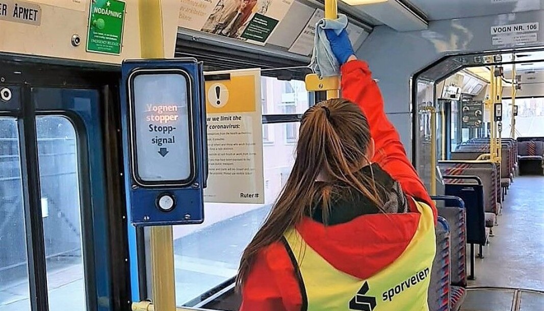 Smittevasken i Oslos kollektivtransport vil fortsatt stå i høysetet, selv om Ruter fra i går gjeninnførte billettkontrollene. Smittevasken i Oslos kollektivtransport vil fortsatt stå i høysetet, selv om Ruter fra i går gjeninnførte billettkontrollene.